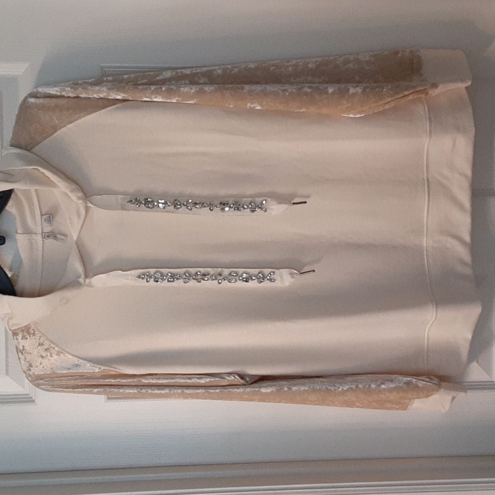 JM Sportswear Mystic Moon Ivory Breeze top.  NWT. Size M.